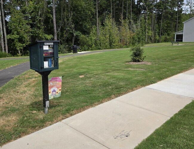 Building Photo - 3BR Like-New Townhome – GREAT PRICE - Community Pool/Playground