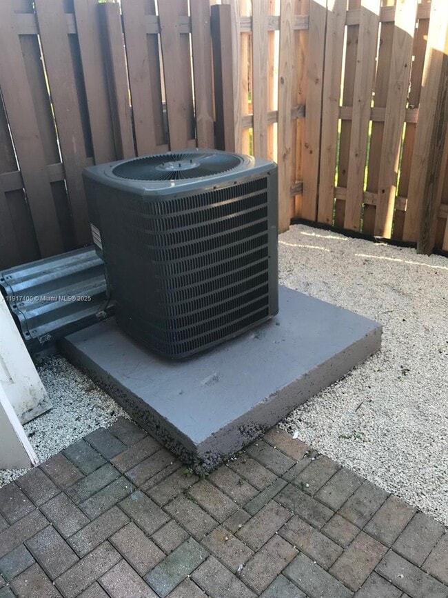 Building Photo - 3355 NE 13th Cir Dr