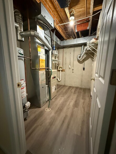 Building Photo - 5785 Kingsbury Pl