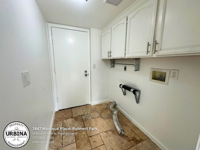 Building Photo - Beautiful 3-Bedroom Home with a Sparkling ...