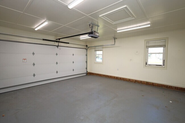 Building Photo - 282 Parkview Cir