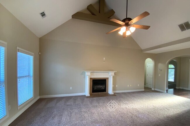 Building Photo - 300 Everly Cir