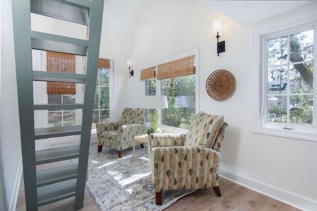 Building Photo - 452 Riverland Dr