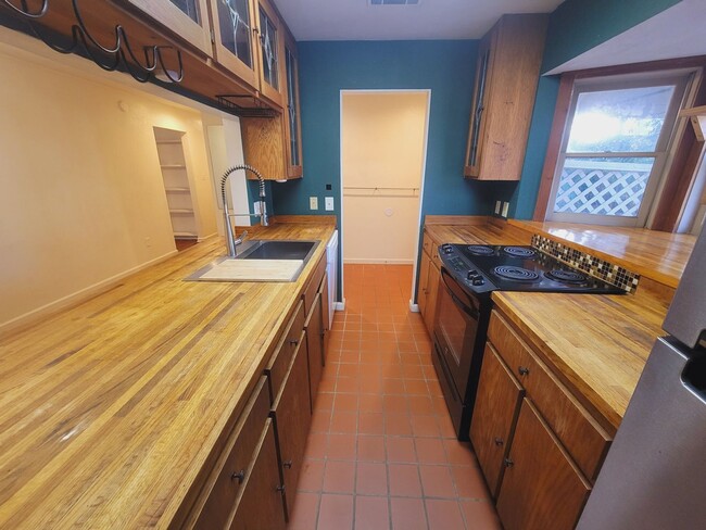 Building Photo - MIDTOWN 2/2.5 w/ Large Fenced Yard, Deck, Washer/Dryer, & Huge Bedrooms! Avail NOW for $1495/month!