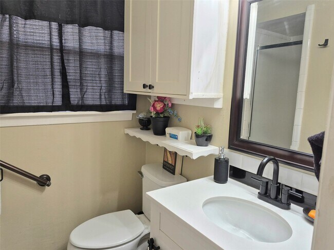 Building Photo - 854 Shawnee St