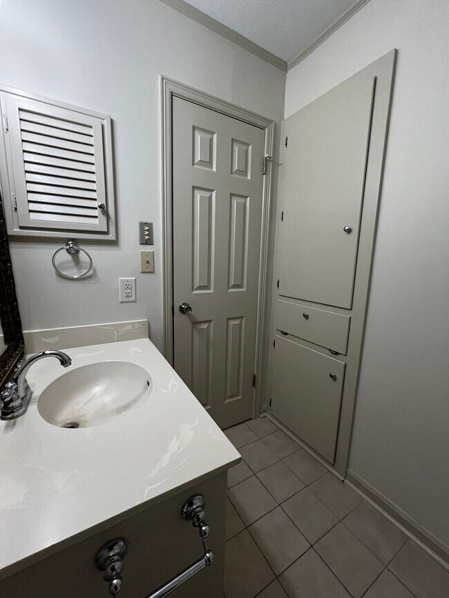 Building Photo - 4 Bedroom, 2 Bathroom, large yard, 2 car c...