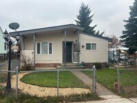 Building Photo - 3 Bedroom/1 bath Home available now.