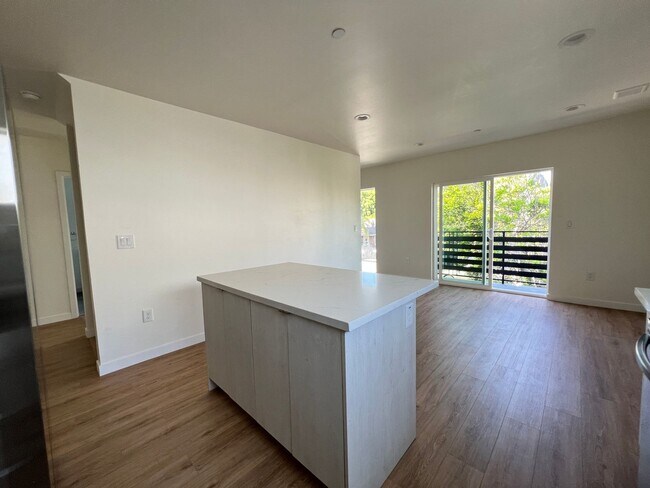 Building Photo - 2416 Carmona Ave