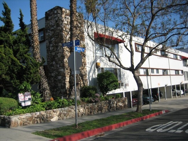 Building Photo - 1114 N Harper Ave