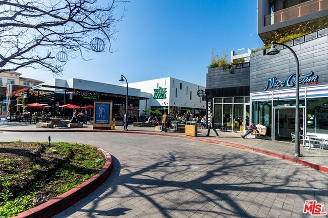 Building Photo - 5350 Playa Vista Dr