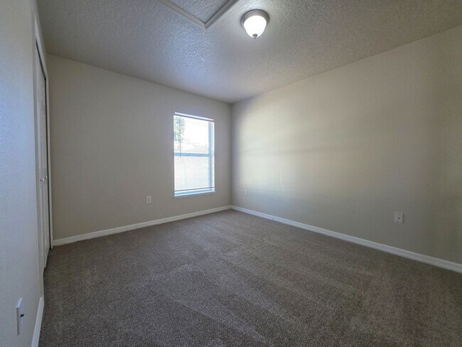 Building Photo - FOR RENT in Newberry 4 Bed, 2 bath corner home