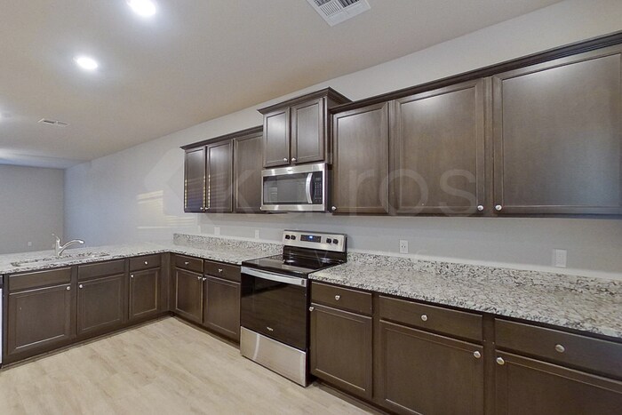 Building Photo - 721 St James Pl