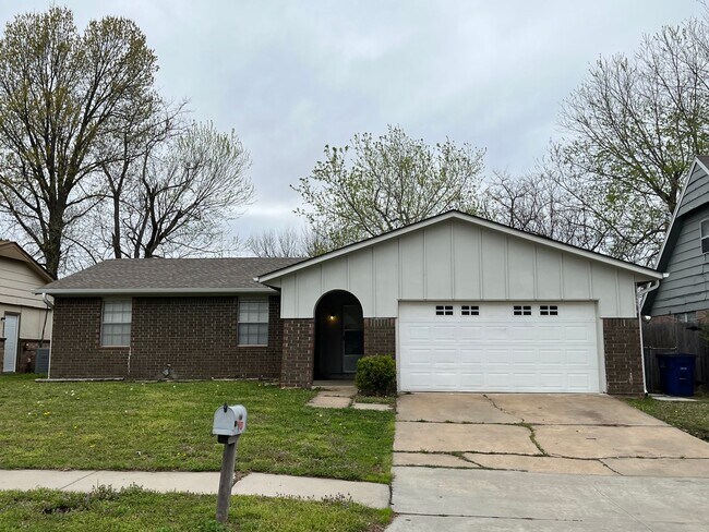 Building Photo - 3 Bedroom 2 Bathroom House!