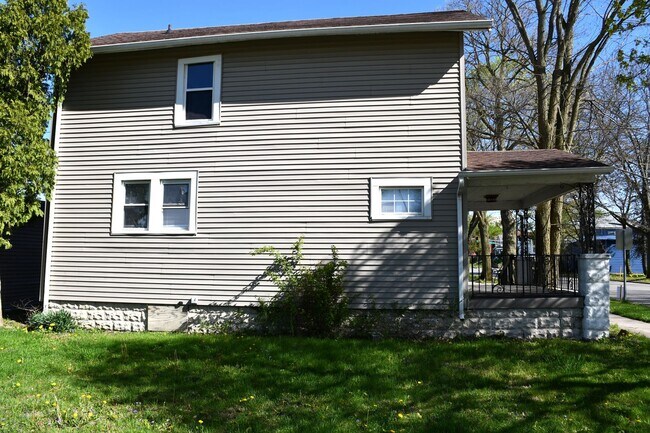 Building Photo - NEW LISTING!! 3 Bedroom House
