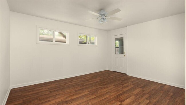 Building Photo - 206 E Skyview Rd
