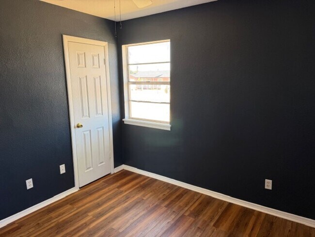 Building Photo - CALL FOR MOVE IN SPECIAL!!! Room for Everyone! Charming 4-Bed 1.5 Bath