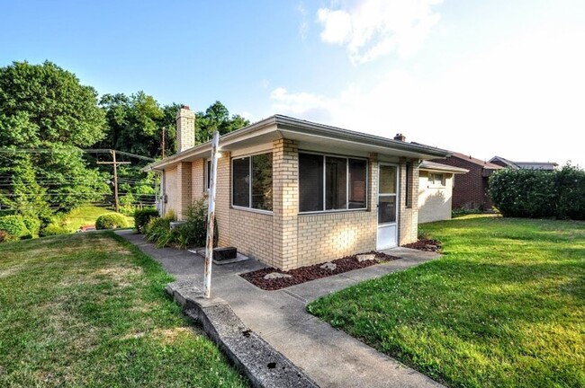 Building Photo - *Quiet & Cozy 3BD/2BA Single-Family Home A...