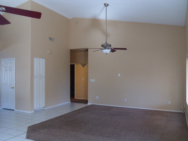 Building Photo - 3 bed 2 bath single level house in core Ch...