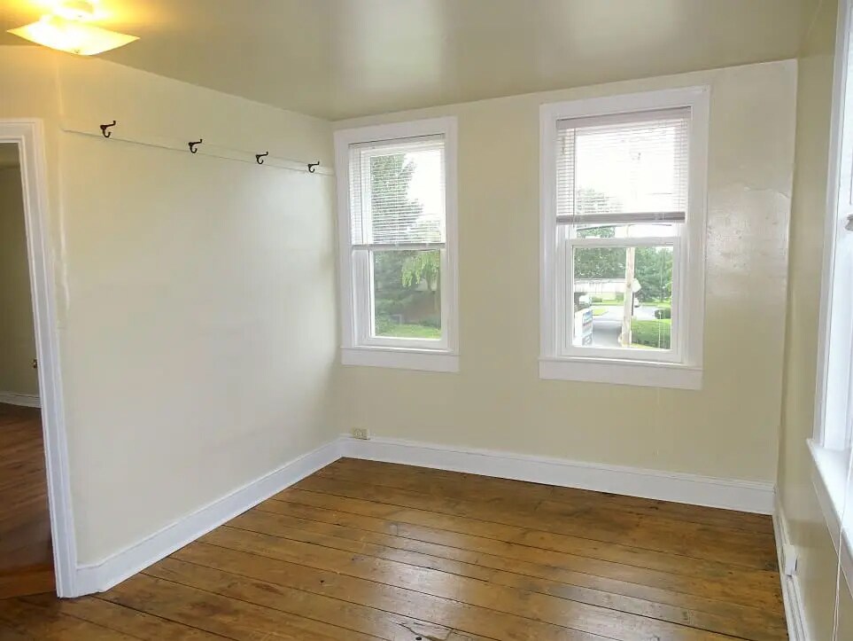 Building Photo - 145 E Main St