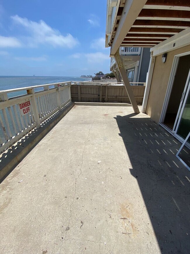 Building Photo - 6679 Del Playa Dr