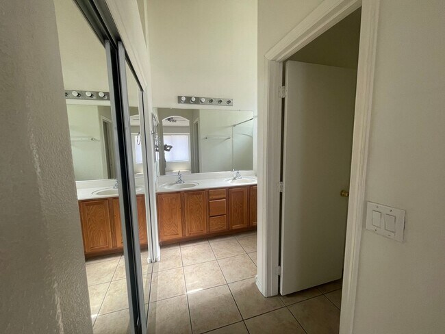 Building Photo - Fresh paint 3 Bedroom, 2 baths very low maintenance home
