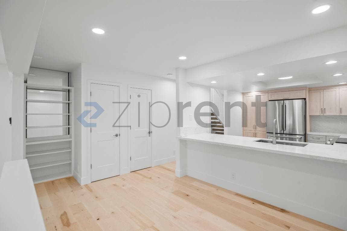 Building Photo - Unit