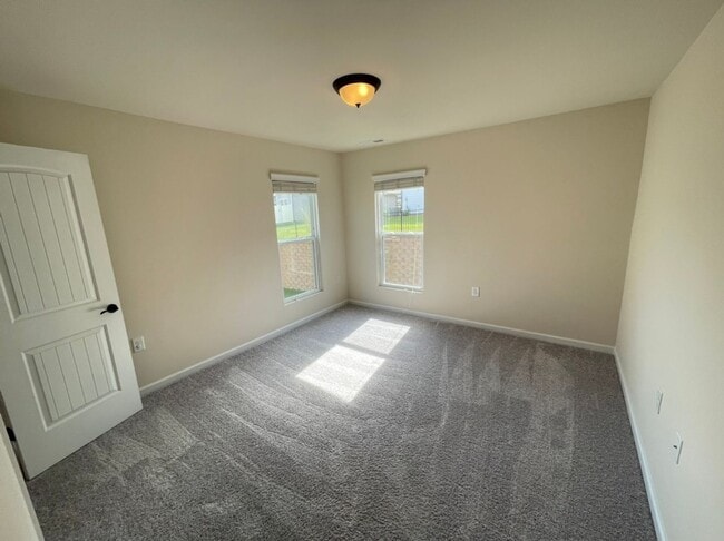 Building Photo - Like new 3 Bedroom townhouse with 2 car garage