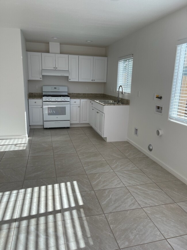 Building Photo - 526 E Grant St