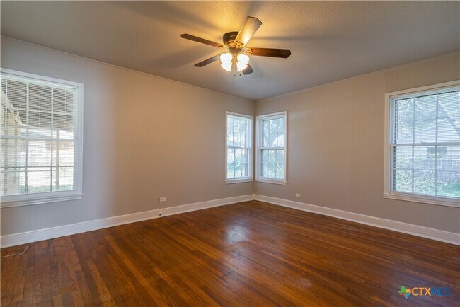 Building Photo - 609 S Pecan Ave