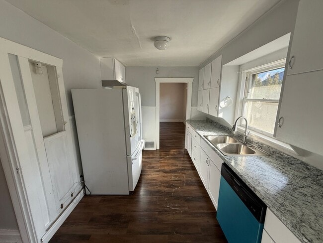 Building Photo - Beautiful 4 Bed, 3 Bath House; W/D Included; Fenced Yard; Wood Floors; and a Charming Style