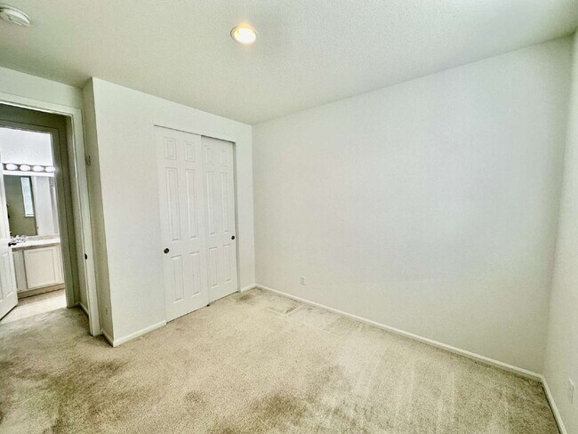 Building Photo - "Charming 4-Bedroom Castle Rock Home with Spacious Living!"
