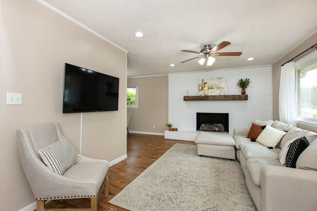 Building Photo - 3BR/2BA Home with Detached Garage – Fletch...