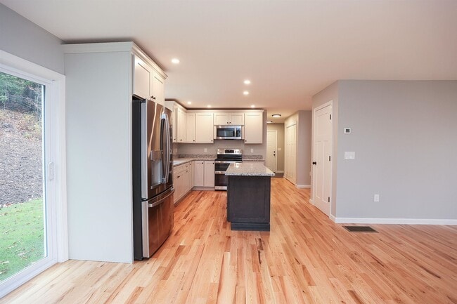 Building Photo - 231 Putnam Hill Rd