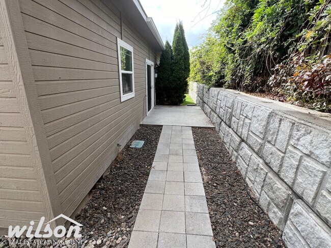 Building Photo - 7905 Skyline Way