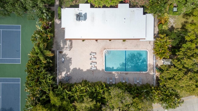 Building Photo - 720 E Coco Plum Cir