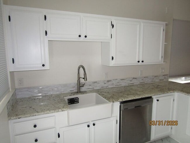 Building Photo - Beautifully updated single family house available NOW! $3,000 per month