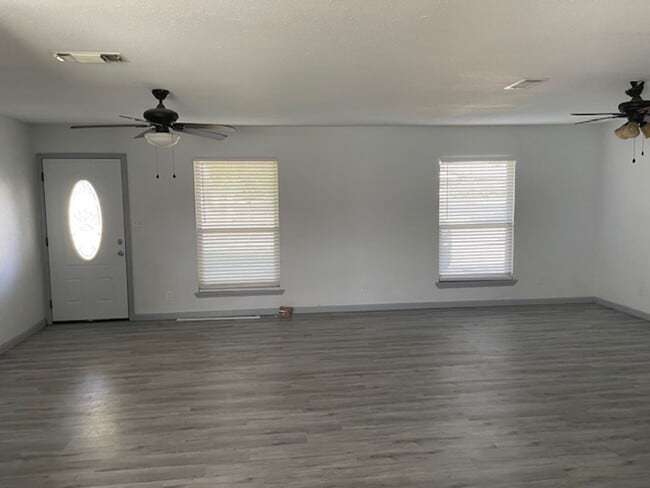 Building Photo - Charming 3,2 Move in Ready - Springtown ISD