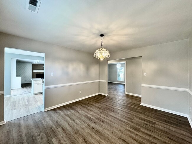 Building Photo - A Ranch Home In Great Neck!  Ready NOW!  P...