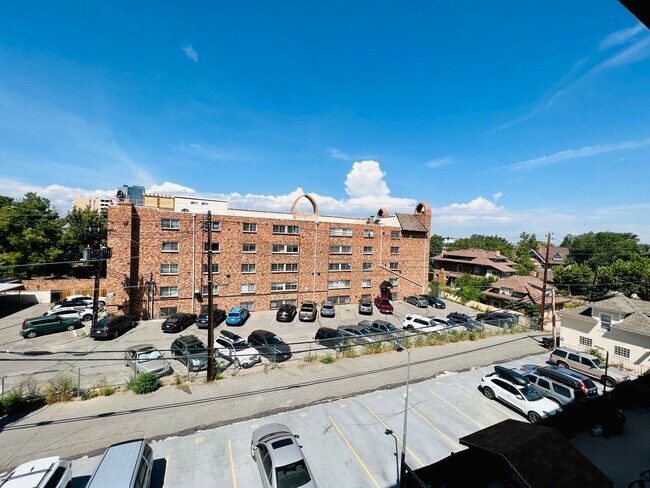 Building Photo - CHARMING 2 BED APT IN THE HEART OF CONGRES...
