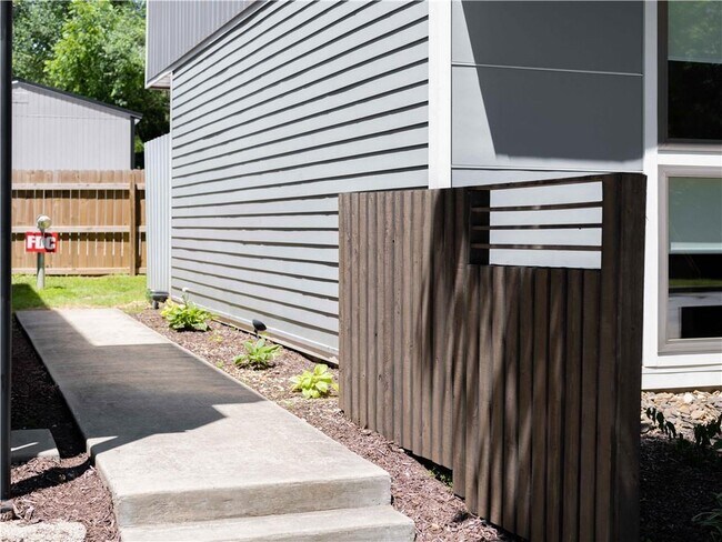 Building Photo - 352 W 5th St