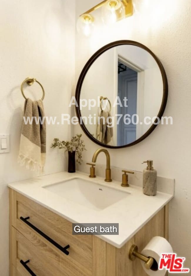 Building Photo - Updated 3 Bed 2 Bath Home on 2.5 Fenced In Acres with paid SOLAR PANELS!!