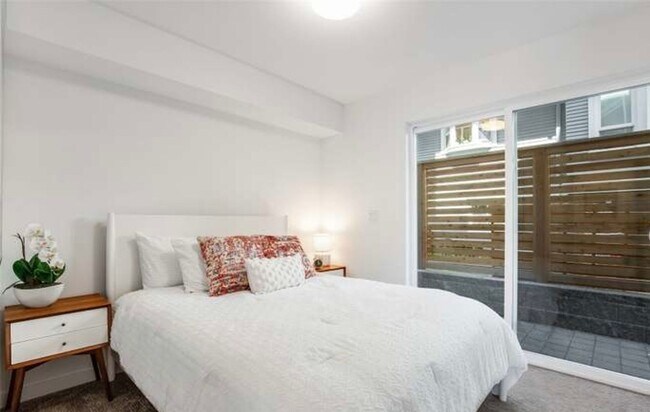 Building Photo - 4-Star Green Built 3-bed, 2 bath Modern Townhome with Views!