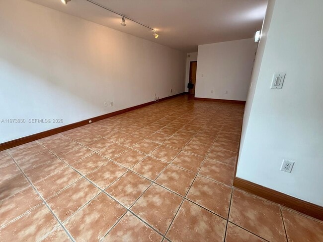 Building Photo - 2539 S Bayshore Dr