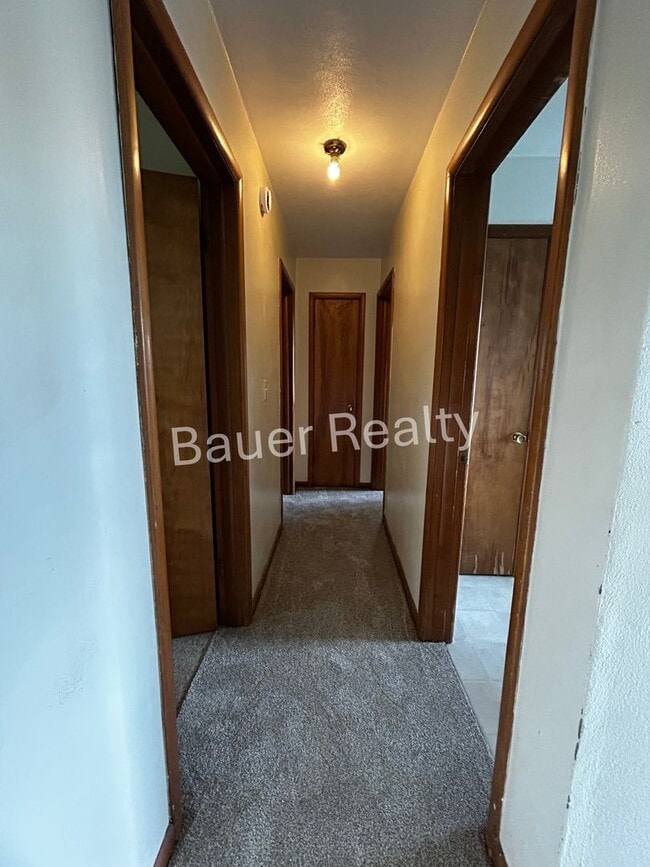 Building Photo - Three Bedroom, Crestview Local Schools