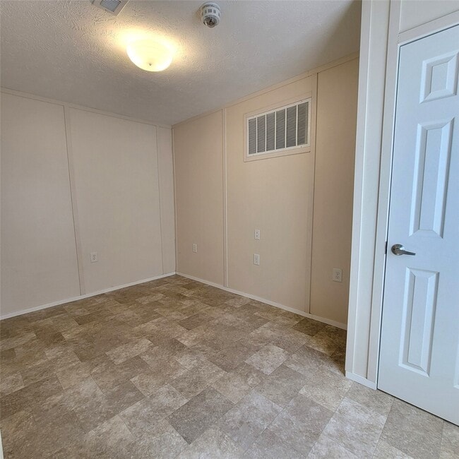 Building Photo - 2602 Castledale Dr
