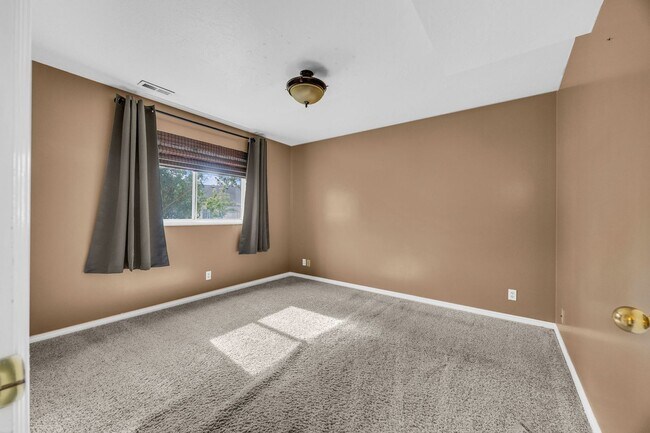 Building Photo - 567 N Allanwood Pl