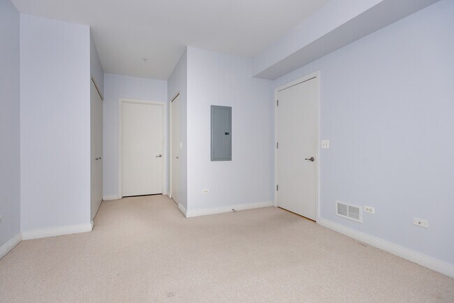 Building Photo - 565 W Quincy St
