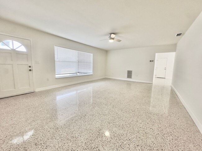Building Photo - 3bed/2bath Home Off Treasure Island Causew...