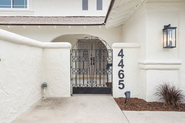 Building Photo - Executive Style Living ....