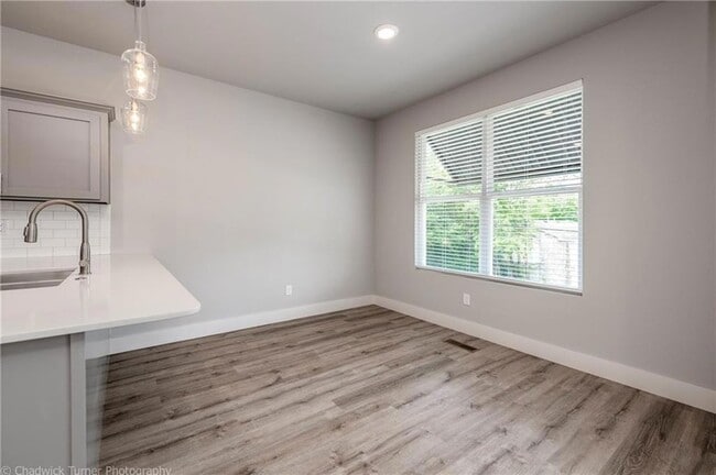 Building Photo - 1510 N Gregg Ave